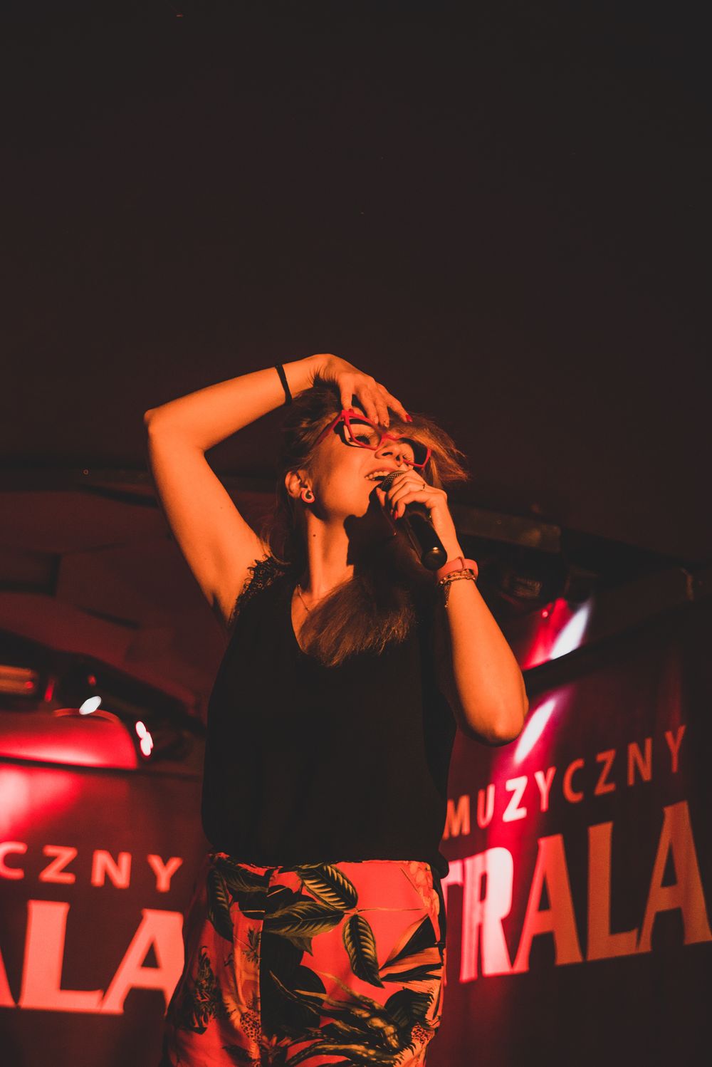 Kadr z występu w czerwonym świetle