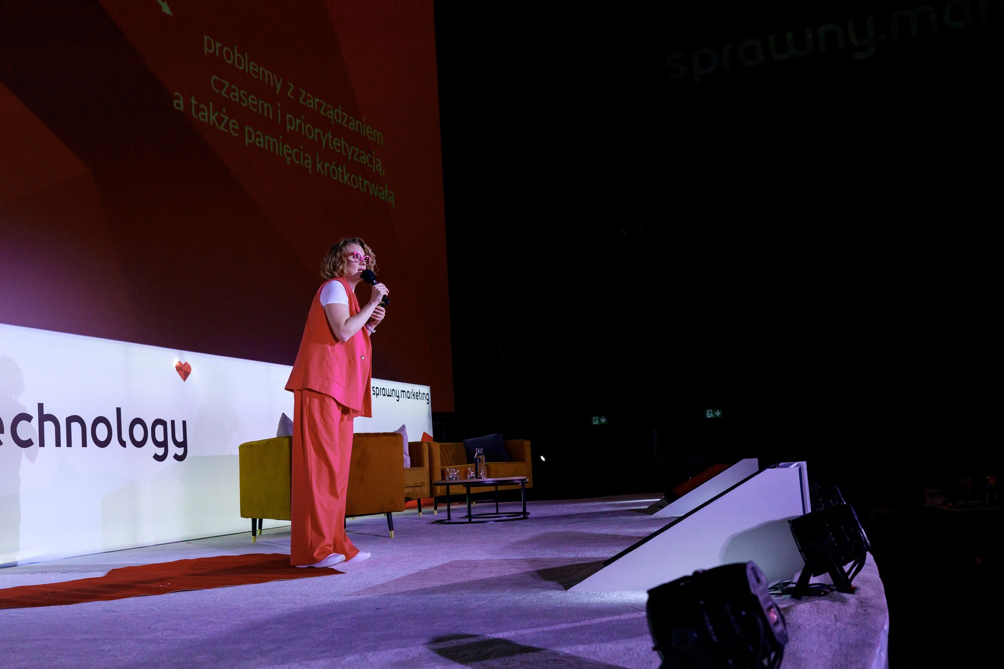 Aleksandra Radomska na scenie konferencji I Love Marketing